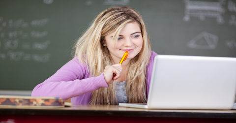 videoaulas gratuitas estudante assiste videoaulas no notebook