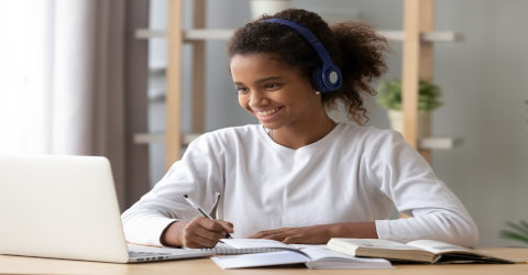 Videoaulas Brasil Escola estudante assiste videoaulas no notebook