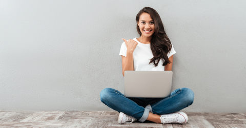 Videoaulas Brasil Escola estudante assiste videoaulas no notebook