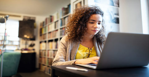 Videoaulas Brasil Escola estudante assiste videoaulas no notebook