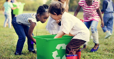 Exercícios sobre desenvolvimento sustentável crianças recolhendo lixo para reciclagem