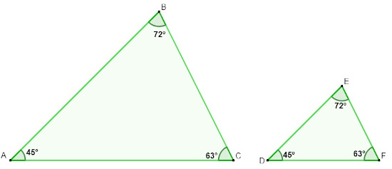 Dois triângulos dispostos lado a lado, sendo um maior que o outro, e com valores de seus ângulos discriminados