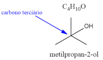 Resolução da questão sobre funções orgânicas com oxigênio que busca identificar o menor álcool terciário possível.