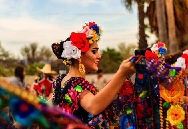 Na imagem, uma dançarina de uma dança típica do México em alusão ao folclore.