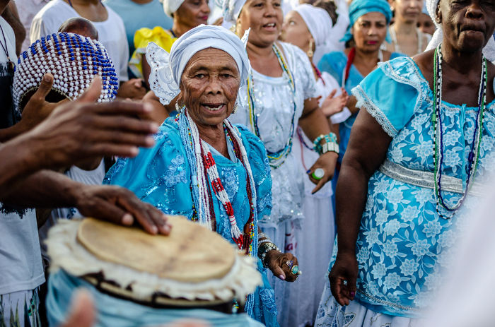 Praticantes do candomblé em celebração tradicional do Dia de Iemanjá. 