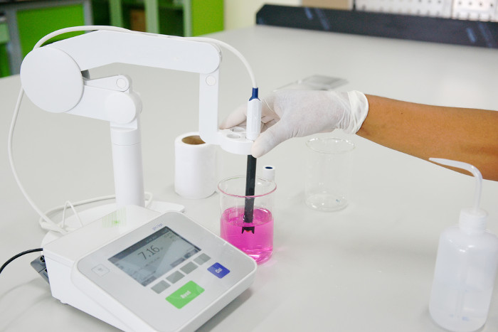 O pHmetro é o aparelho utilizado para medir a escala de pH de uma solução.