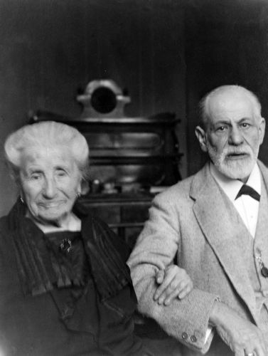 Amalia Nathansohn Freud e Sigmund Freud em Viena, por volta de 1925.