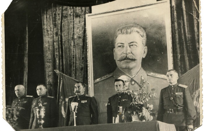 O culto ao líder na União Soviética foi muito forte após o final da Segunda Guerra Mundial.[4]