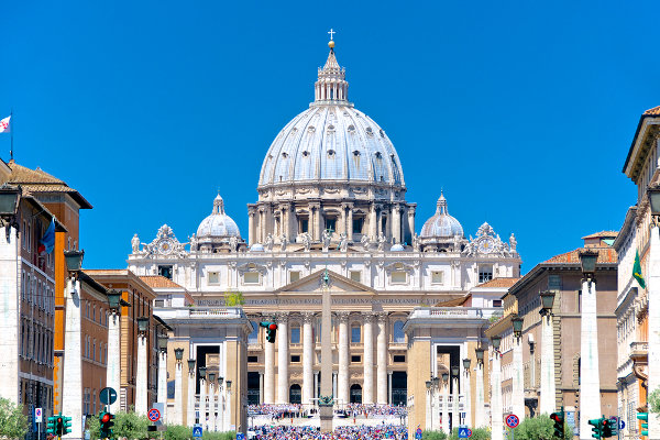 A Basílica de São Pedro, no Vaticano, recebe milhares de pessoas para assistirem à Missa do Galo.
