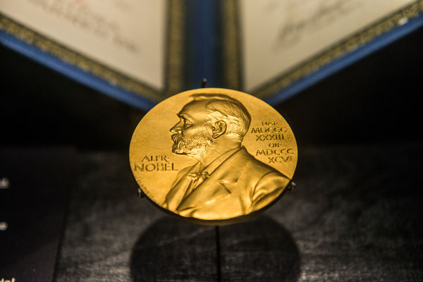 Medalha de ouro com a imagem de Alfred Nobel é o símbolo da premiação. [1]