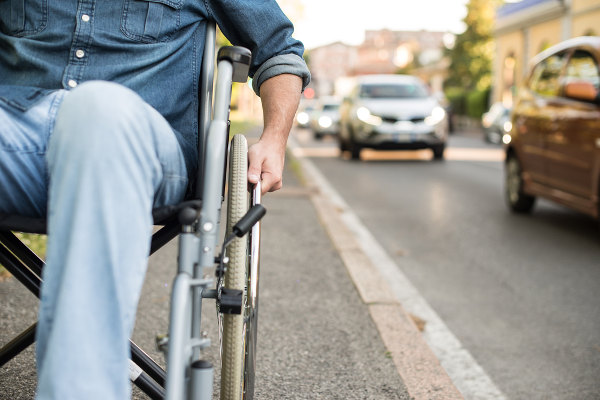 Diferentemente do que muitos pensam, nem todas as pessoas com esclerose múltipla terão a necessidade de utilizar cadeira de rodas.