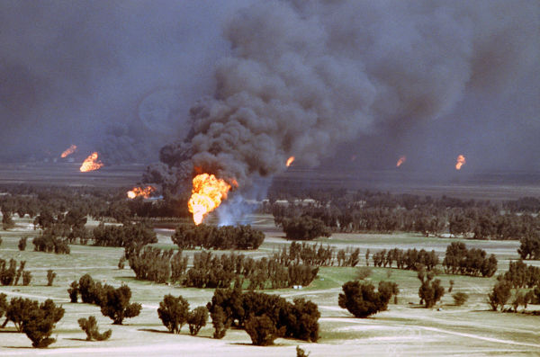 Durante sua fuga, o exército iraquiano incendiou mais de 700 poços de petróleo no Kuwait.