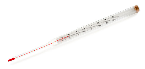 A escala usada no termômetro líquido funciona com base na dilatação térmica de um líquido.