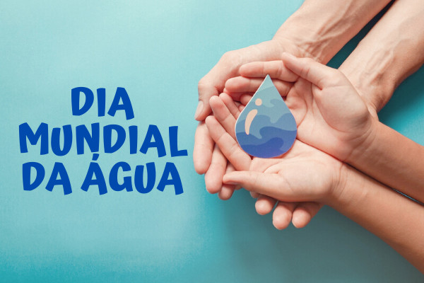 Mãos juntas de duas pessoas segurando uma gota de água ao lado da frase " Dia Mundial da Água".