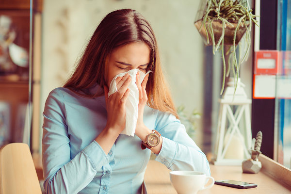 A gripe pode desencadear sintomas, como febre, tosse e dores na garganta.
