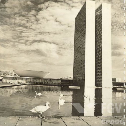 O projeto arquitetônico de Brasília ficou sob a responsabilidade de Oscar Niemeyer, um dos maiores arquitetos do Brasil.[1]