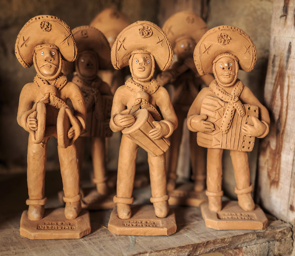 Os bonecos de barro dos artesãos de Caruaru-PE receberam da UNESCO o título de Artes Figurativas da América Latina. [1]