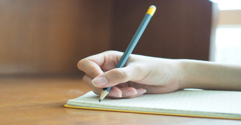 O que é texto? Mão segura lápis