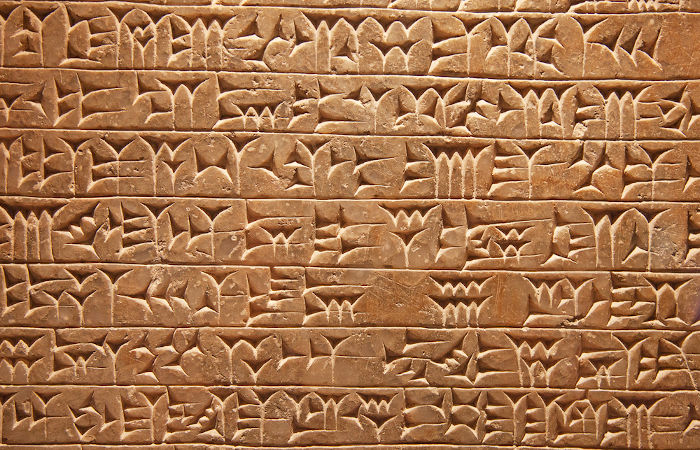 O desenvolvimento da escrita cuneiforme é o marco utilizado pelos historiadores para delimitar o início da Idade Antiga.