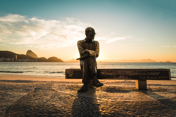 Estátua retratando Carlos Drummond de Andrade em homenagem ao poeta, na praia de Copacabana, Rio de Janeiro (RJ).[1] 