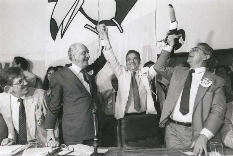Fundação do PSDB (1988). Na imagem, Mario Covas (à direita), Fernando Henrique Cardoso (ao centro) e Franco Montoro (à esquerda). [1]