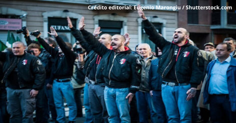 Neonazismo Homens de braços levantados em manifestação neonazista