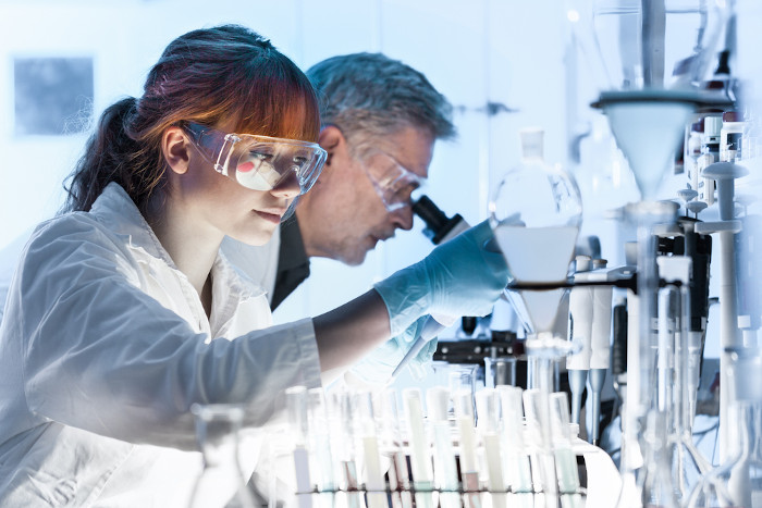 Pesquisadores de cuidados de saúde que trabalham em laboratório de ciências da vida.