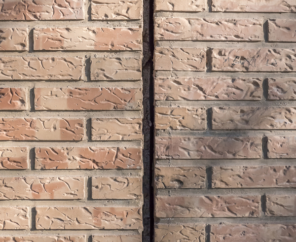 As separações entre os tijolos ajuda a evitar os danos causados pela dilatação superficial