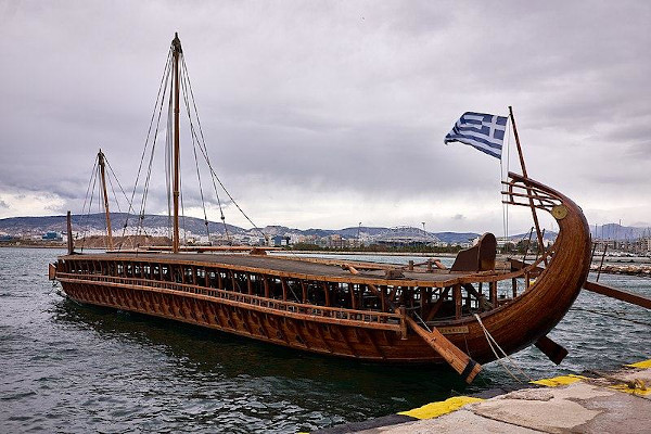 Trirremes, barcos de guerra utilizados na Guerra do Peloponeso.