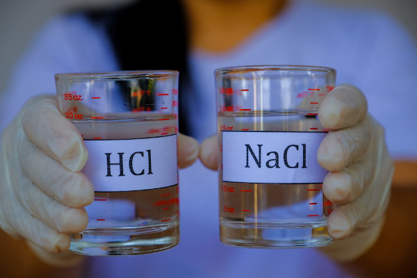 Duas soluções com compostos inorgânicos — ácido clorídrico (HCl) e cloreto de sódio (NaCl).