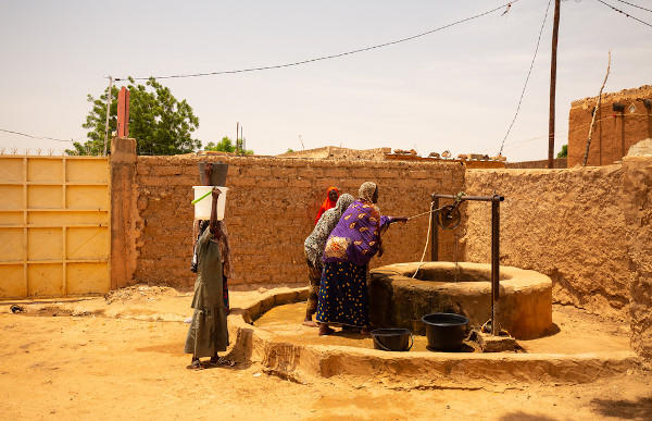 População do Níger buscando água em poço sem saneamento básico. [1]