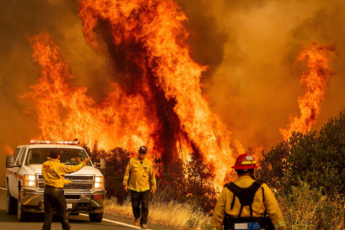 Incêndio na Califórnia em agosto de 2020, um exemplo de queimadas no mundo.