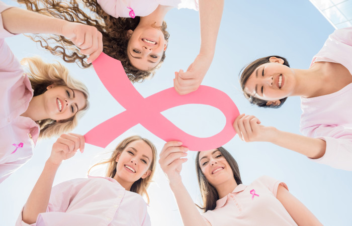 No mês de outubro ocorre a campanha Outubro Rosa, que visa a conscientizar a população sobre o câncer de mama.