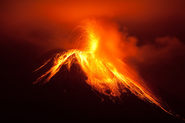 Vulcão em erupção, uma das causas das queimadas.