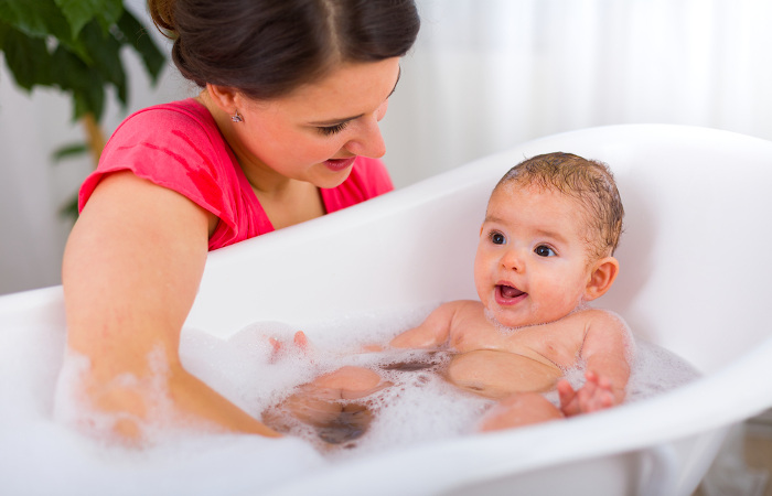 É importante não dar banhos demorados no bebê, a fim de evitar hipotermia.