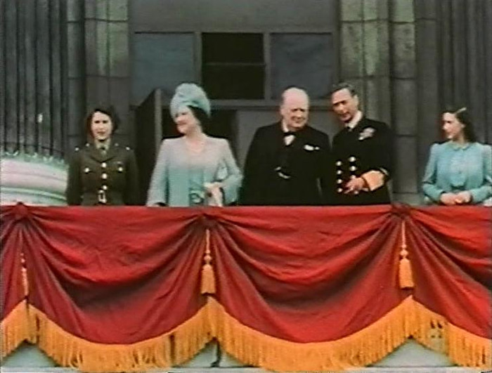 Em Londres, a família real e o premier Winston Churchill acompanham as comemorações do Dia da Vitória, fim da Segunda Guerra Mundial.