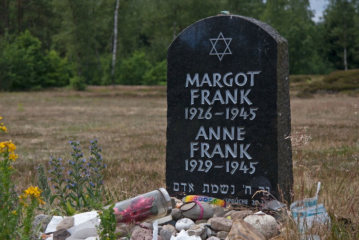 Lápide simbólica de Anne e Margot Frank no Memorial Bergen-Belsen, na Alemanha.