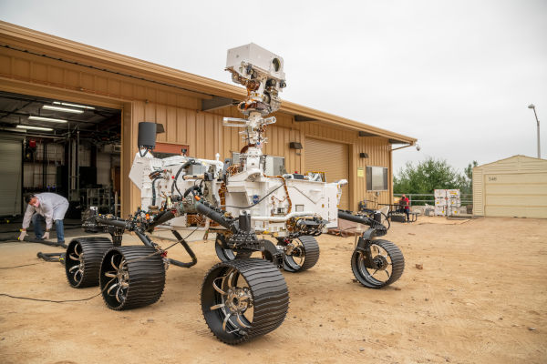 O rover Perseverance explorará a superfície de Marte.[1]
