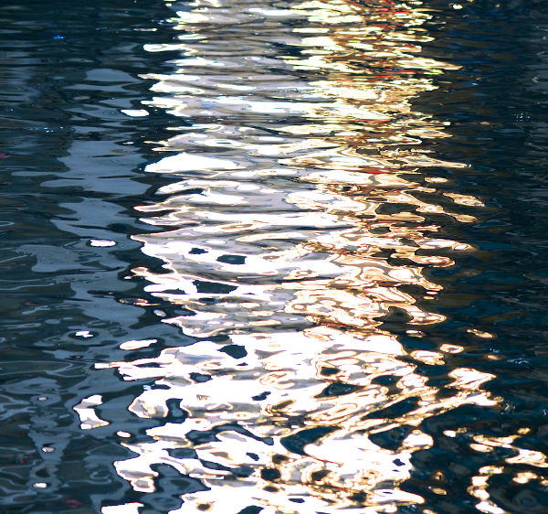 Na imagem, é possível ver a reflexão da luz na água.