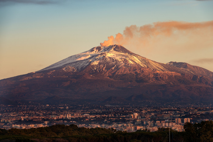 A Itália é formada por belas paisagens geográficas, como o vulcão Etna, o mais alto e um dos mais ativos da Europa. 