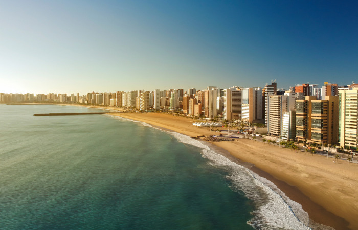  A cidade de Fortaleza é a capital do Ceará. Ela é a maior cidade em população e também a que gera o maior volume de riquezas em nível estadual.