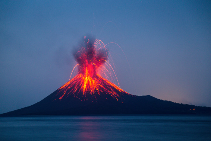 A lava expelida pelos vulcões têm sua origem no manto terrestre.