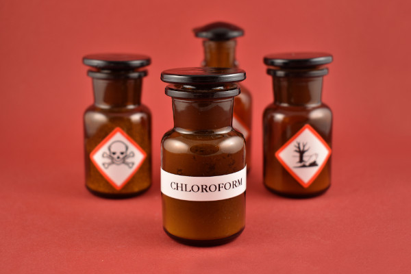 Frasco de clorofórmio, haleto orgânico utilizado como anestésico.