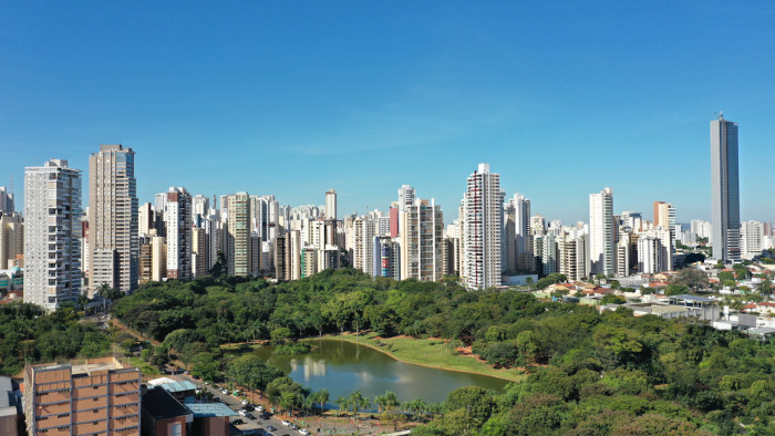 Goiânia é a maior cidade em população e o principal centro econômico e político do estado de Goiás.