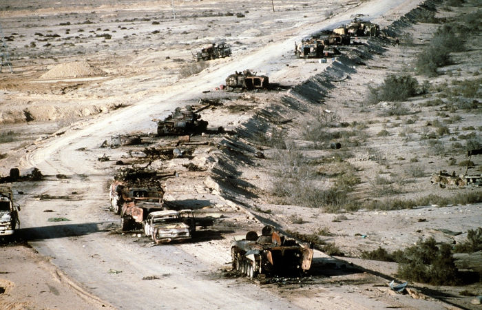 Escombros de peças do exército iraquiano depois do ataque feito pelos norte-americanos, na Guerra do Golfo.