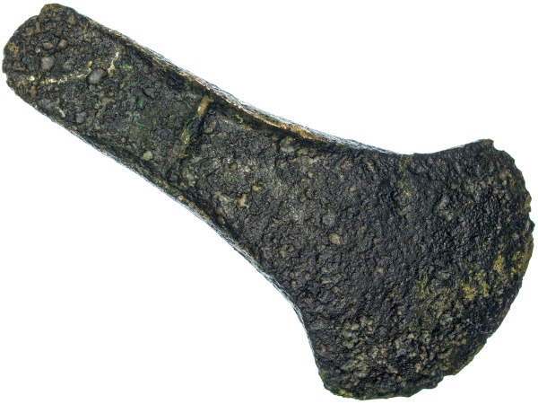 Machado de bronze fabricado na Idade dos Metais e utilizado durante as guerras.