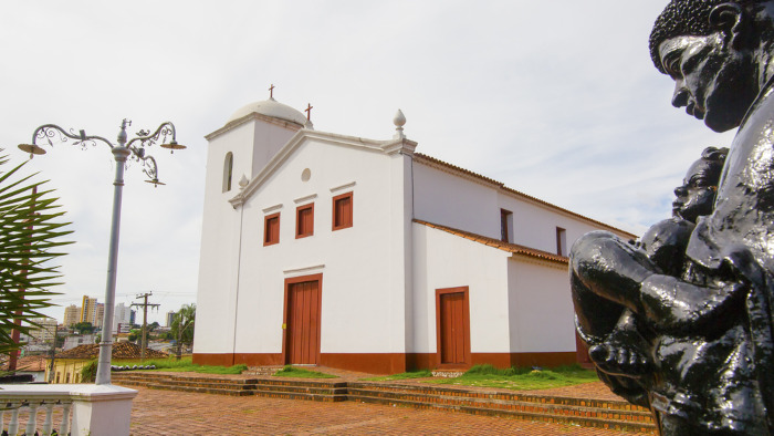 A capital de Mato Grosso, Cuiabá, é a maior cidade em população do estado e foi uma das primeiras cidades fundadas em território mato-grossense. [2]