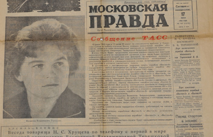 Jornal soviético de 1963, reconhecendo o feito da cosmonauta Valentina Tereshkova.[3]