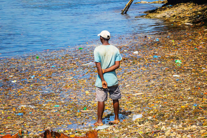 A poluição das águas por diferentes tipos de rejeitos é o principal problema ambiental do Oceano Índico. 