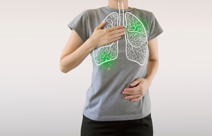 Problemas que afetam os pulmões podem causar dor torácica e dificuldade respiratória.